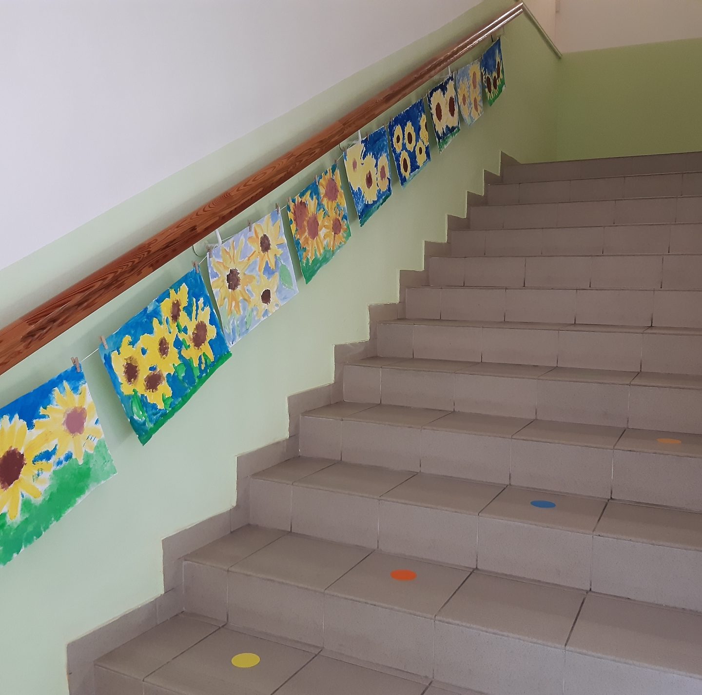 Schodiště do dětského oddělení zkrášlily obrázky slunečnic